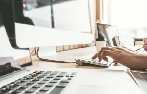 Une personne en train d'écrire sur un clavier