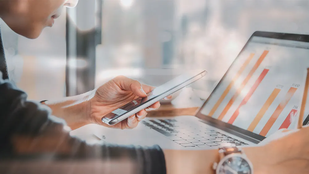 Un consultant en train de faire des statistiques